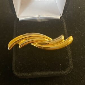 Vintage Gold Plated Monet Brooch – Classic Designer Pin